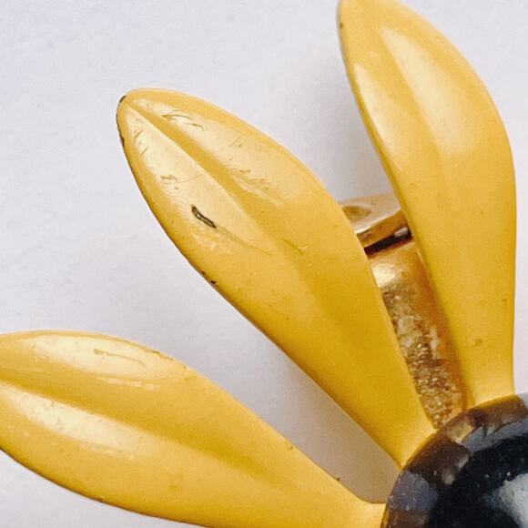 VTG Mid Century Brooch Earrings Set Enamel Daisy Yellow Clip On Earrings - Picture 8 of 11